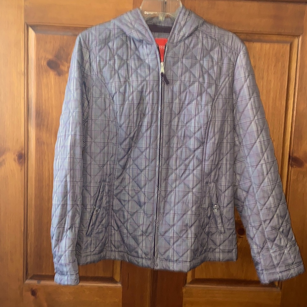 Woman’s waterproof zipped jacket with hood